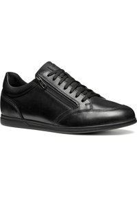Sneakers in pelle nera con lacci e dettaglio con zip sul lato. Texture liscia, punta arrotondata e suola in gomma a profilo basso.