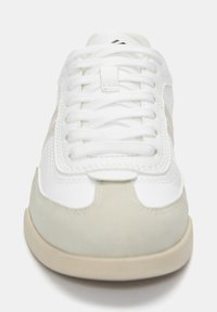 Sneaker bianca caratterizzata da una parte superiore in pelle liscia con accenti in suede grigio, punta rotonda e suola in gomma testurizzata. Design classico con lacci.