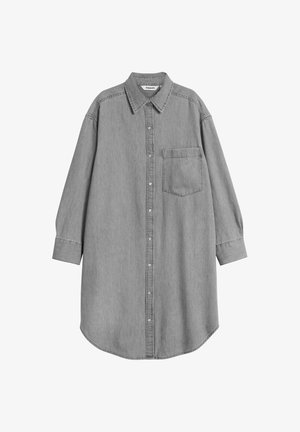 Harmaa farkkupaita, jossa on napitettu etuosa, pitkät hihat ja yksi rintatasku. Pehmeä rakenne, pyöristetty helma ja vahvistetut ompeluyksityiskohdat.