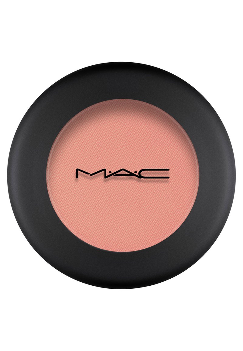Ronde blush compact met een matte zwarte buitenkant. Binnenin een zachte, perzikkleurige poedertextuur. MAC-logo in het zwart in het midden.