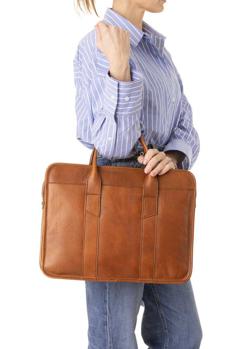 Bruine leren aktetas met twee handgrepen aan de bovenkant, met een gladde textuur, stiksels en een rechthoekige vorm. Gesloten rits.