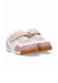 Zapatillas de deporte para niña en blanco y rosa con tiras de Velcro, cordones blancos y suelas de goma marrón claro, mostradas una al lado de la otra sobre un fondo blanco.