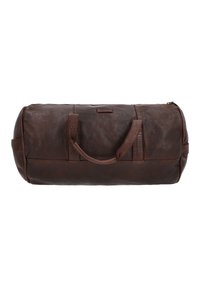 Tumši brūns ādas ceļojumu soma ar teksturētu virsmu, dubultām rokturiem un augšējo rāvējslēdzēja aizdari, attēlota pret baltu fona.