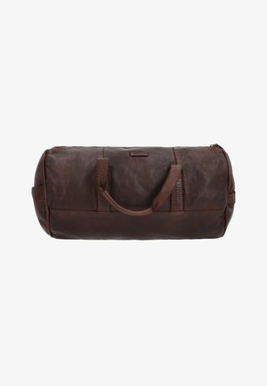 Tmavě hnědá kožená cestovní taška s texturovaným povrchem, dvojitými uchy a vrchním zipovým uzávěrem, vystavená na bílém pozadí.