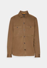 Chemise marron à manches longues avec boutons, deux poches avant boutonnées et un petit logo "BOSS" sur la poche gauche.
