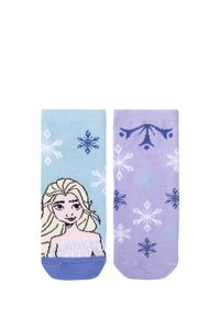 Calzini per bambini di colore blu chiaro con un design di personaggi e fiocchi di neve bianchi su un lato, e un tessuto viola con fiocchi di neve blu sull'altro.