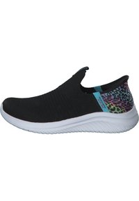Sneaker wsuwany wykonany z czarnej tkaniny siatkowej, z teksturowaną powierzchnią, białą podeszwą i kolorowym akcentem w panterkę na pięcie.