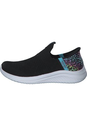Slip-On Sneakers aus schwarzem Mesh-Gewebe, mit einer strukturierten Oberfläche, weißer Sohle und einem bunten Leopardenmuster-Akzent an der Ferse.