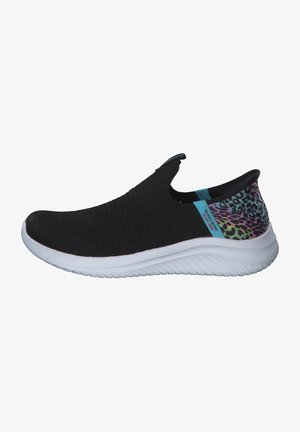 Sneaker slip-on realizzato in tessuto a rete nero, con una superficie texturizzata, suola bianca e un accento a stampa leopardo colorata sul tallone.