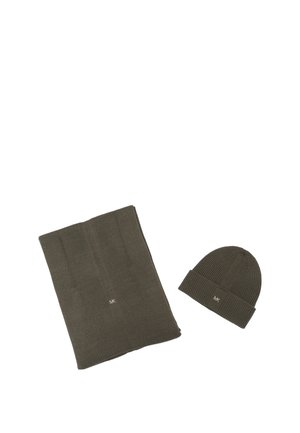 Écharpe tricotée vert foncé et bonnet assorti avec petit logo MK brodé sur chacun, posés à plat sur fond blanc.
