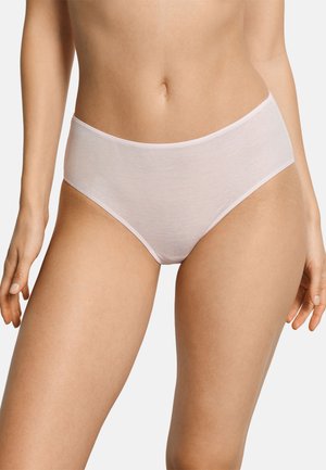 Frau trägt nahtlose Unterwäsche in Hellrosa mit hohem Beinausschnitt, gezeigt vom Bauch bis zu den Oberschenkeln vor einfachem Hintergrund.