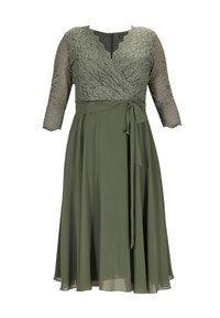 Olivgrünes Wickelkleid mit einem Spitzenoberteil, Dreiviertelärmeln und einem fließenden Rock. Mit einem gebundenen Gürtel in der Taille und einem Reißverschluss.