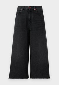 Široke crne traperice s rasparanim rubom, s ružičastim gumbom i kontrastnim šavovima. Izrađene od izdržljive tkanine za udobnost.