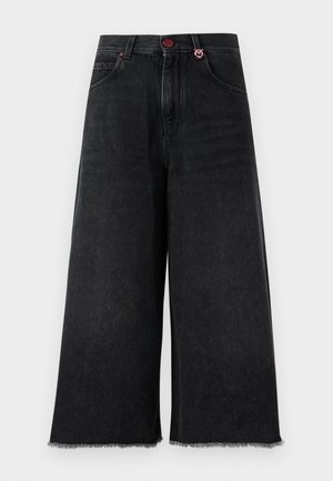 Široke crne traperice s rasparanim rubom, s ružičastim gumbom i kontrastnim šavovima. Izrađene od izdržljive tkanine za udobnost.