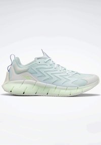 Baskets de sport bleu clair avec motifs en zigzag sur les côtés, semelle épaisse translucide, laçage à l'avant et languette au talon sur fond blanc.