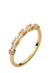 Bague en or ornée de pierres claires en alternance de forme baguette et ronde, serties sur griffes avec un bandeau texturé. Fini lisse. Ajustable.