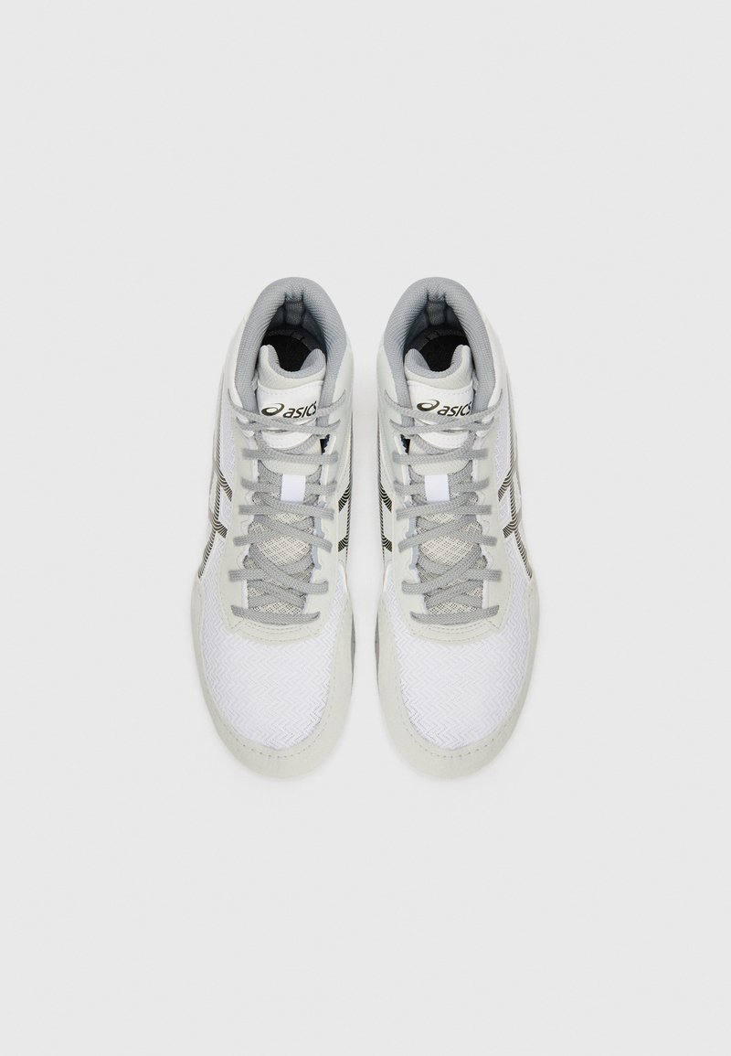 Baskets de sport blanches avec un design montante, dotées d'une tige en maille texturée, de lacets gris, d'accents noirs et d'un logo Asics sur la languette.