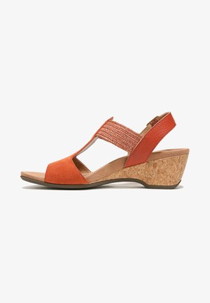Orange Wildledersandalen mit gewebtem Riemen und Kork-Plateauabsatz, offene Zehenpartie und verstellbarem Knöchelriemchen. Glatte Textur auf der Fußbett.