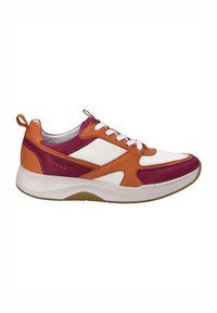 Sneaker mit einem weißen Mesh-Obermaterial, orangefarbenen und fuchsia Samtakzenten sowie einer strukturierten Gummisohle. Weiße Schnürsenkel und ein Zugschlaufe hinten.