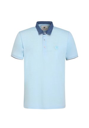 Polo shirt azzurro con colletto in denim, maniche corte e un piccolo logo sul petto. Presenta dettagli a contrasto lungo il colletto.