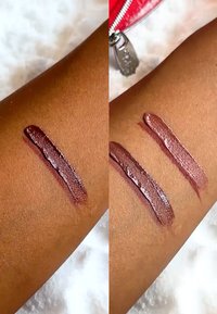 To prøver med flytende leppestift på en brun arm. Venstre: en dyp plommefarge. Høyre: en dempet mauvefarge. Begge har en blank finish.