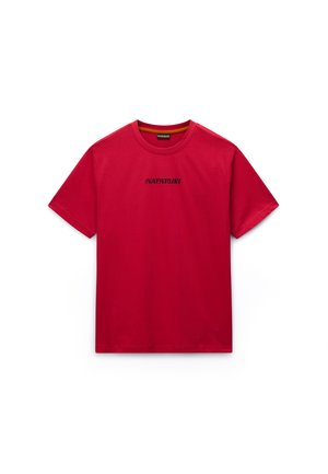 Czerwona koszulka z krótkim rękawem i okrągłym dekoltem, z czarnym logo "Napapijri" na środku klatki piersiowej oraz prostym, czystym wzorem na białym tle.