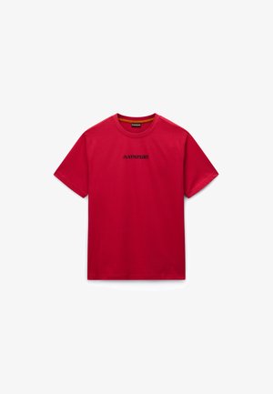 Rød T-shirt med korte ærmer og rund hals med sort "Napapijri"-logo centreret på brystet og et enkelt, rent design på en hvid baggrund.