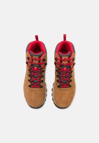 Columbia NEWTON RIDGE™ PLUS II SUEDE WP - Túracipők - elk/mountain red