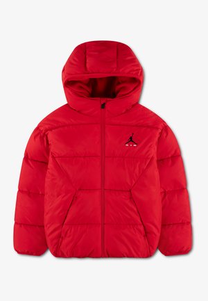 Rote gesteppte Jacke mit Kapuze, Frontreißverschluss und schwarzem Air Jordan-Logo auf der linken Brust.