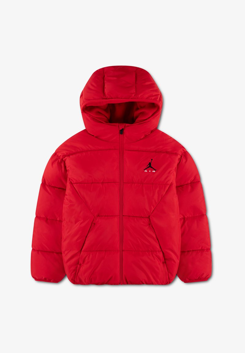 Doudoune rouge avec capuche, fermeture éclair sur le devant et logo Air Jordan noir sur la poitrine gauche.