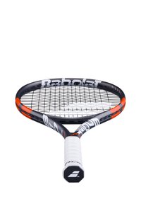 Zwart-witte tennisracket met een oranje accent, een gestructureerd handvat en een gerasterd snaarpatroon. Duidelijk logo op de schacht.