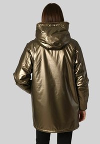 Parka métallique verte avec une capuche amovible, des manches longues et un doux bord en fausse fourrure. Texture lisse, longueur genoux et coupe décontractée.