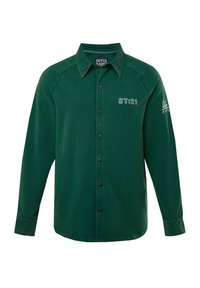 Grøn langærmet skjorte med knaplukning, klassisk krave, side søm accenter og broderet "ST:21" detalje på venstre bryst og ærme.