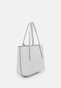 Læder tote taske i struktureret hvid med sort trim. Har to lange håndtag og guldfarvet hardware. Rektangulær form, åben top.