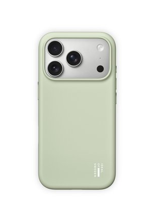 Zielone etui na telefon z napisem „Ideal of Sweden” na smartfonie z trzema obiektywami aparatu i fleszem na górnej tylnej części.