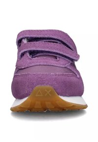 Sneaker viola in suede con due cinturini in Velcro, suola bianca e suola in gomma testurizzata. Presenta una punta arrotondata e un design superiore liscio.