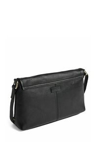 Borsa a mano in pelle nera con una texture liscia, design piatto, dettagli in hardware dorato e un logo in rilievo discreto sul davanti.