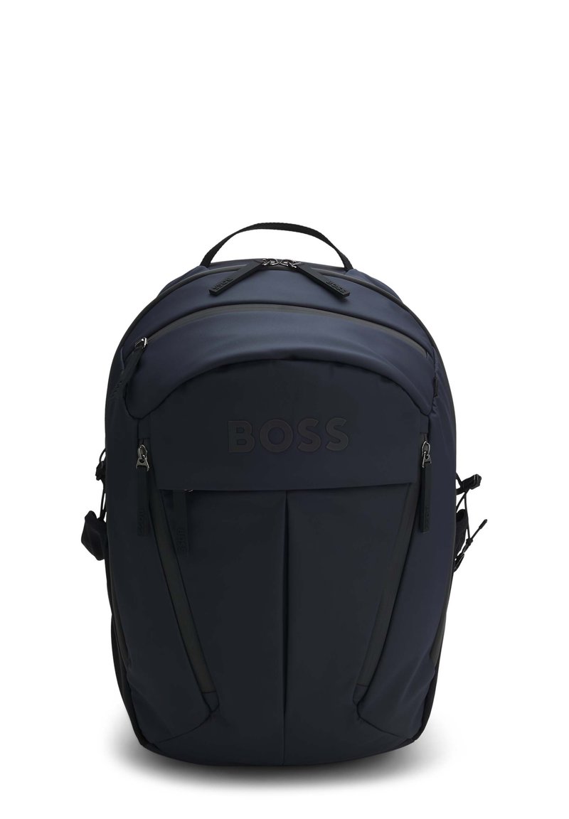 Marinblå ryggsäck med en elegant design, tillverkad av slitstarkt material, med en framträdande svart "BOSS"-logotyp, flera zippered fack och sidostängningar.