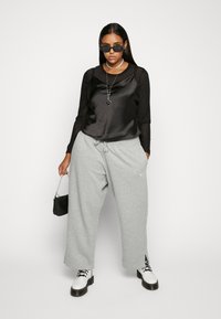 Nike Sportswear PHOENIX W NSW STYLE FLC HR PANT PLUS - Pantalones deportivos - grey heather