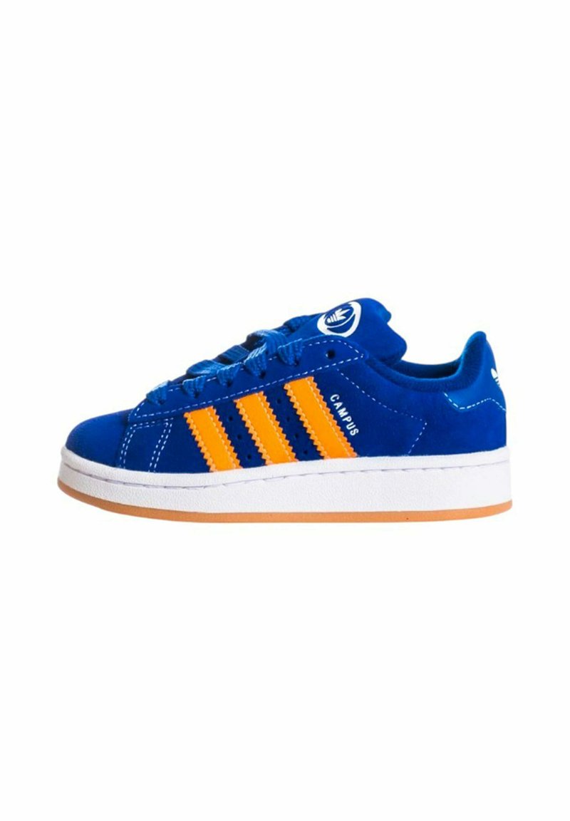 Sneaker blu in pelle scamosciata con tre strisce arancioni, suola bianca e dettagli arancioni. Presenta un logo ricamato sulla linguetta e un colletto imbottito.