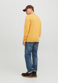 Jack & Jones JJELEO CREW NECK - Pulover - honey gold