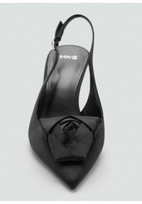 Zapato de tacón negro de satén con la punta afilada y un prominente lazo floral en la parte delantera. Textura suave y hardware mínimo.