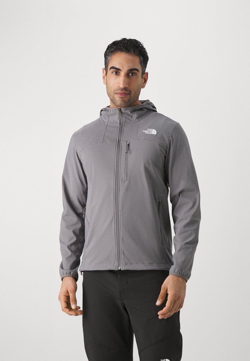 Grijze hooded jack met een voorrits, gemaakt van lichtgewicht materiaal. Bevat een logo op de bovenste linkerborst en zijzakken.