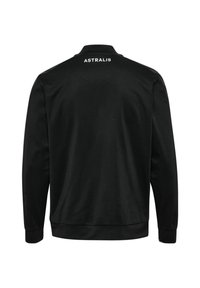 Zwarte ritsjack met een gladde textuur, ribbelmanchetten en -zoom, en een hoge kraag. Kenmerkt het "ASTRALIS" logo op de achterkant van de hals.