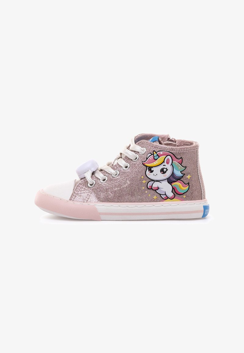Sneaker alte rosa glitterate con cappuccio bianco, dotate di una grafica di unicorno e una tomaia in tessuto testurizzato. Lacci e occhielli in evidenza.