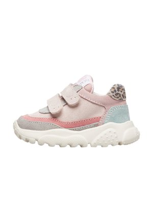 Sneakers in velcro con un mix di suede rosa, grigio e blu. Presentano un accento in stampa leopardata sul tallone e una suola in gomma testurizzata.