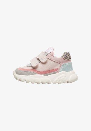 Sneakers in velcro con un mix di suede rosa, grigio e blu. Presentano un accento in stampa leopardata sul tallone e una suola in gomma testurizzata.