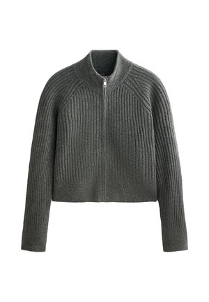 Maglione grigio a costine con colletto alto e zip completa, dotato di maniche lunghe e lunghezza cropped. Il tessuto strutturato aggiunge profondità.