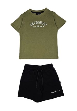 T-shirt in cotone verde oliva con maniche corte e logo in bianco. Pantaloni corti neri con cintura elastica e dettaglio logo laterale.