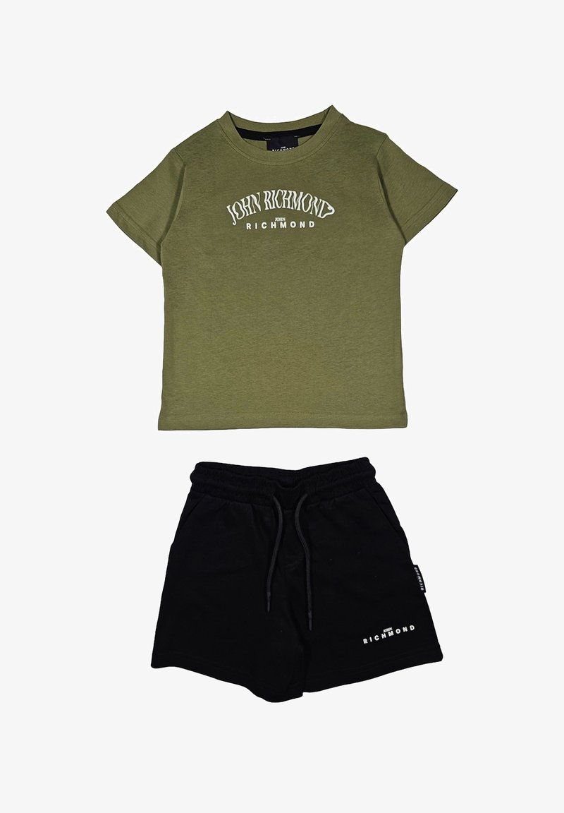 T-shirt in cotone verde oliva con maniche corte e logo in bianco. Pantaloni corti neri con cintura elastica e dettaglio logo laterale.